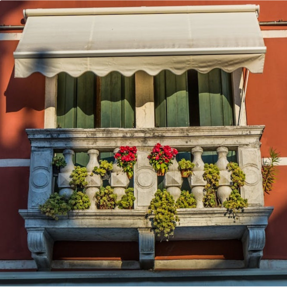 Uso de toldos en balcones: protección solar fuera de casa