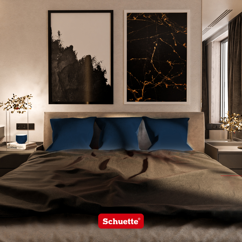 Samt Dekokissen auf Bett im Schlafzimmer