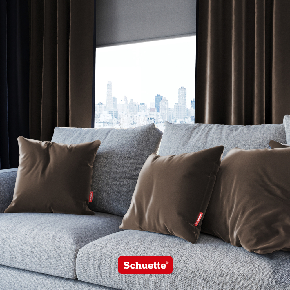 Samt Dekokissen auf Sofa im Wohnzimmer