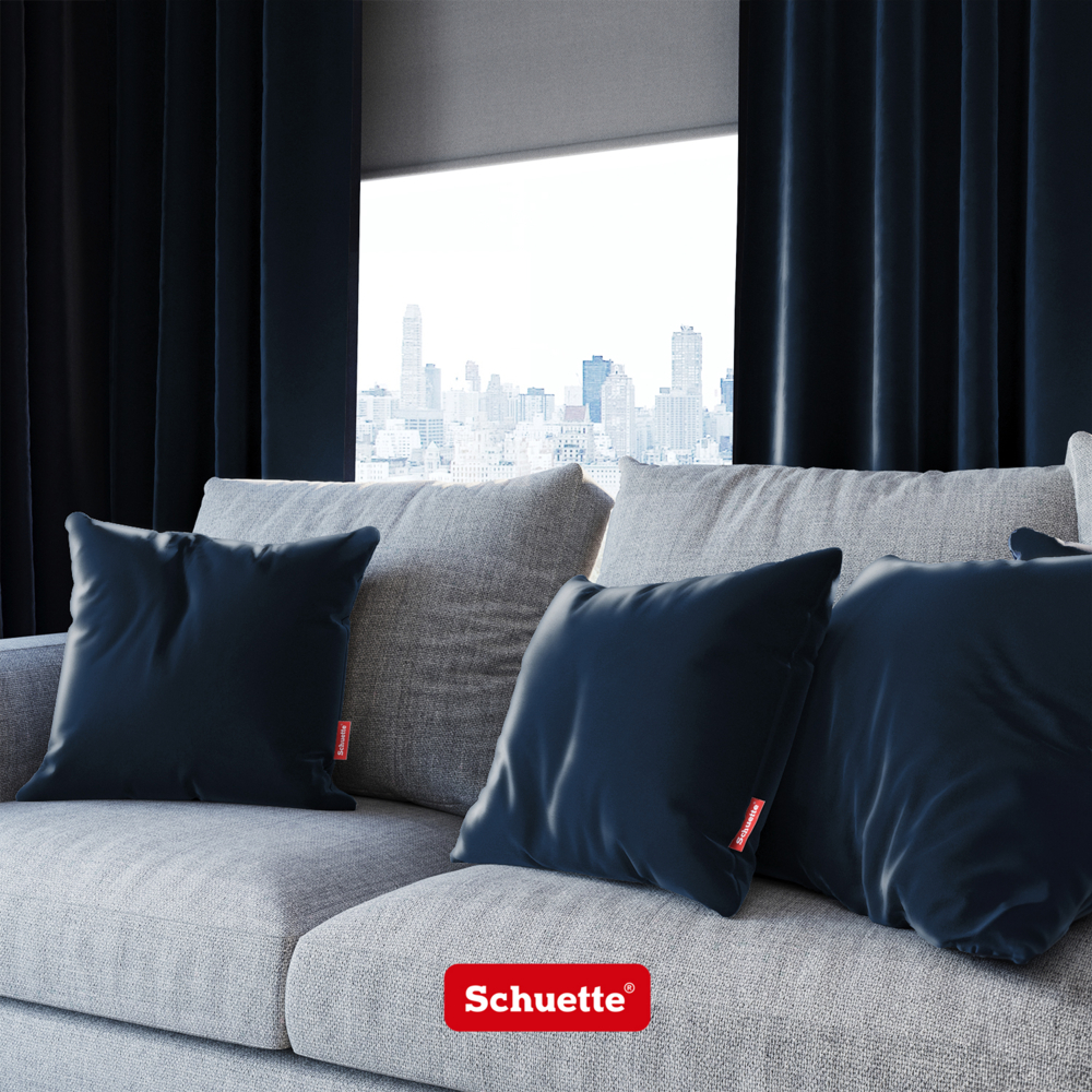 Samt Dekokissen auf Sofa im Wohnzimmer