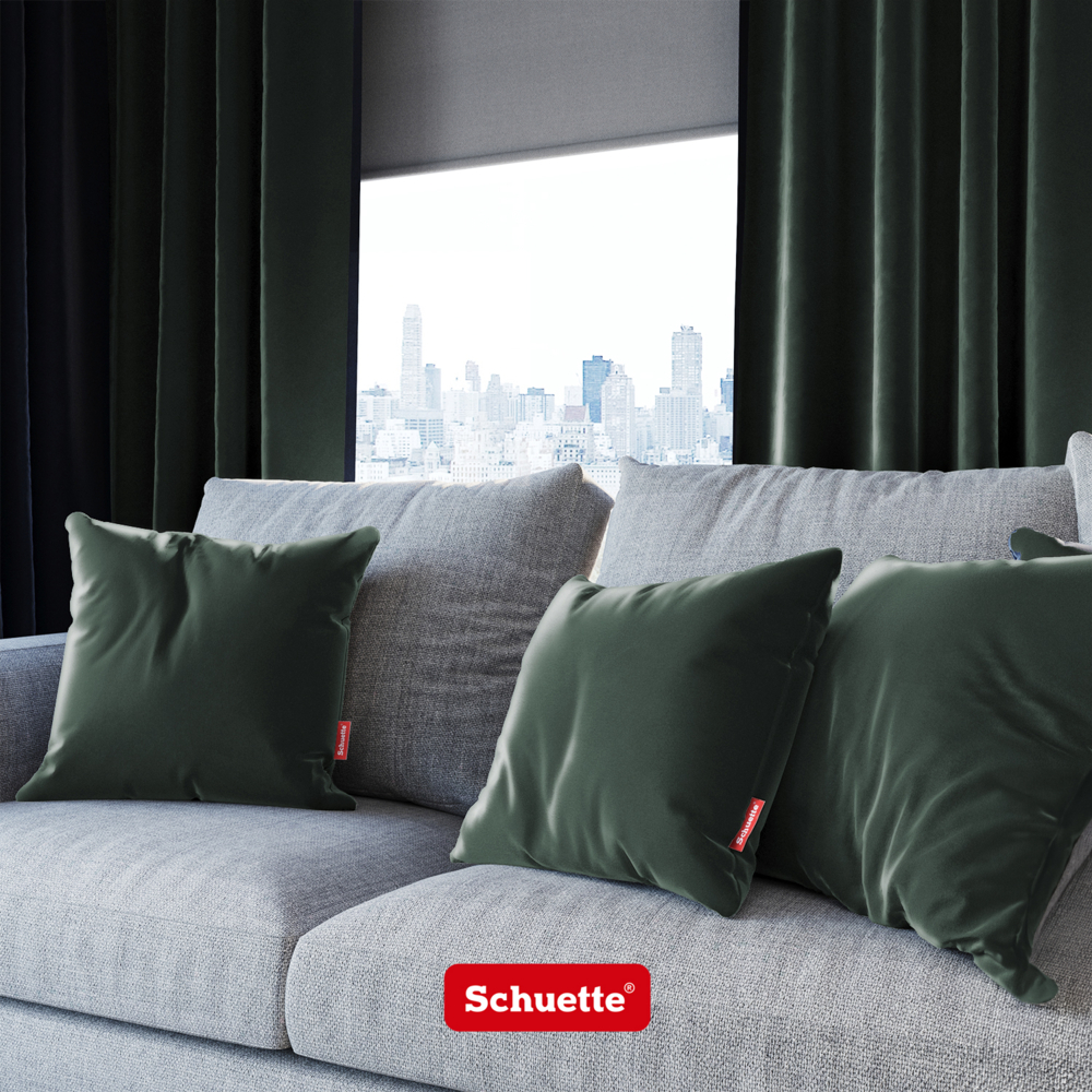 Samt Dekokissen auf Sofa im Wohnzimmer