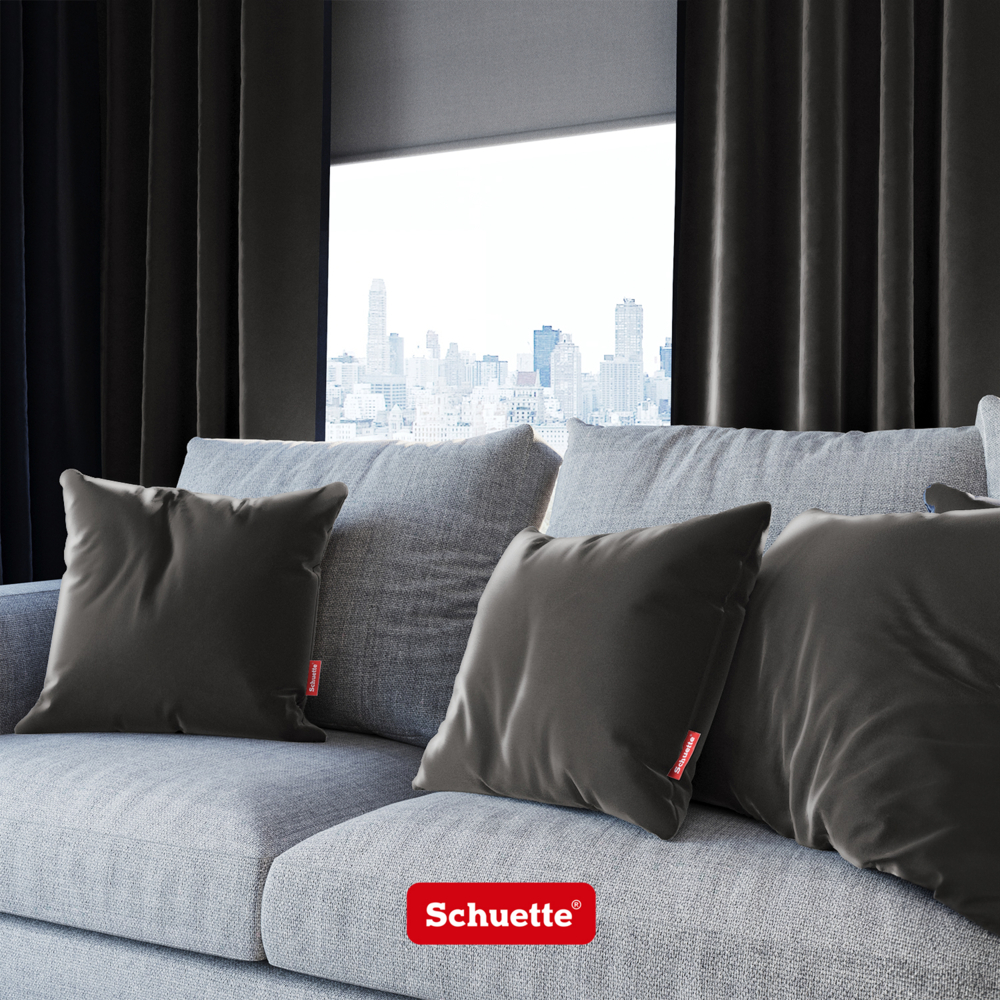 Samt Dekokissen auf Sofa im Wohnzimmer