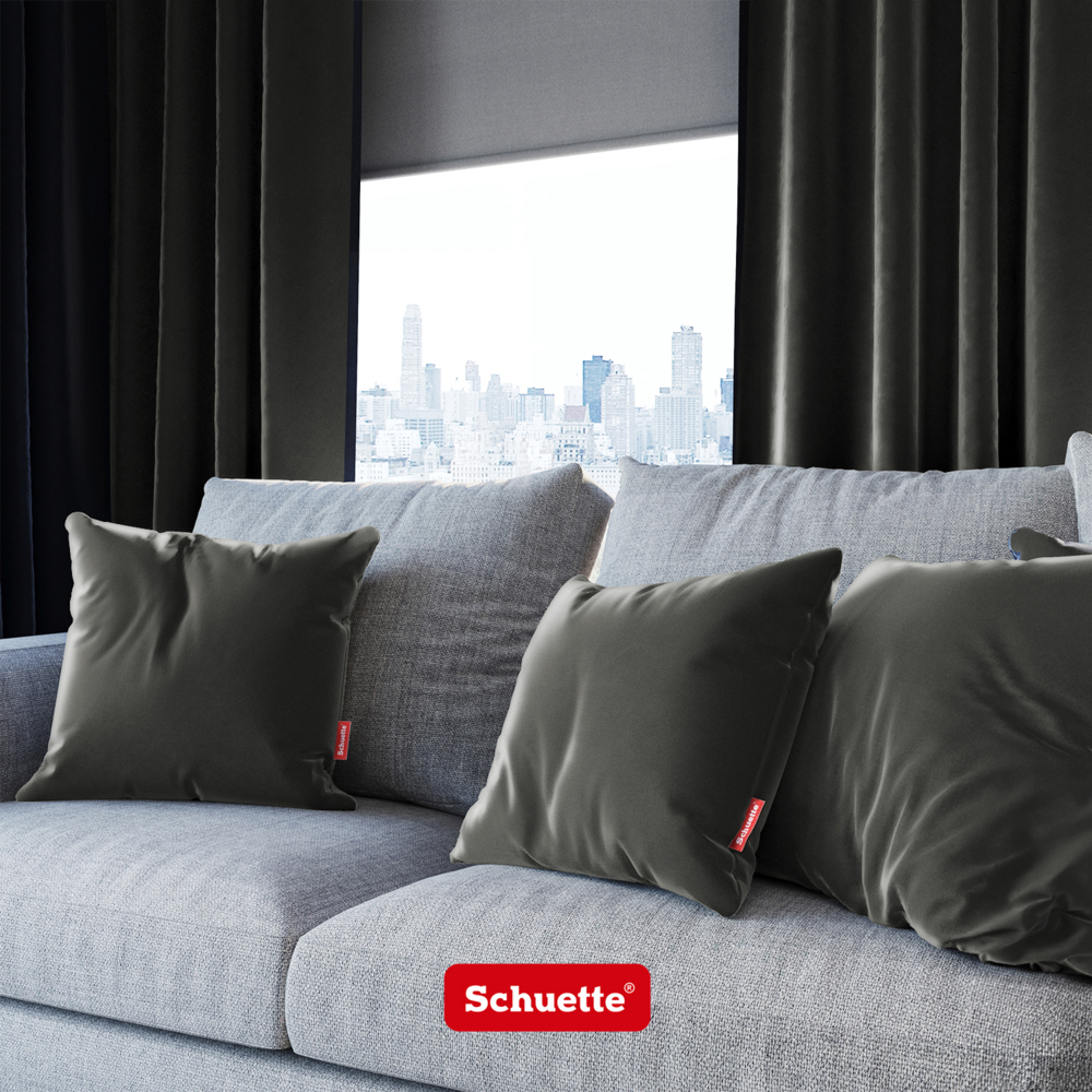 Samt Dekokissen auf Sofa im Wohnzimmer