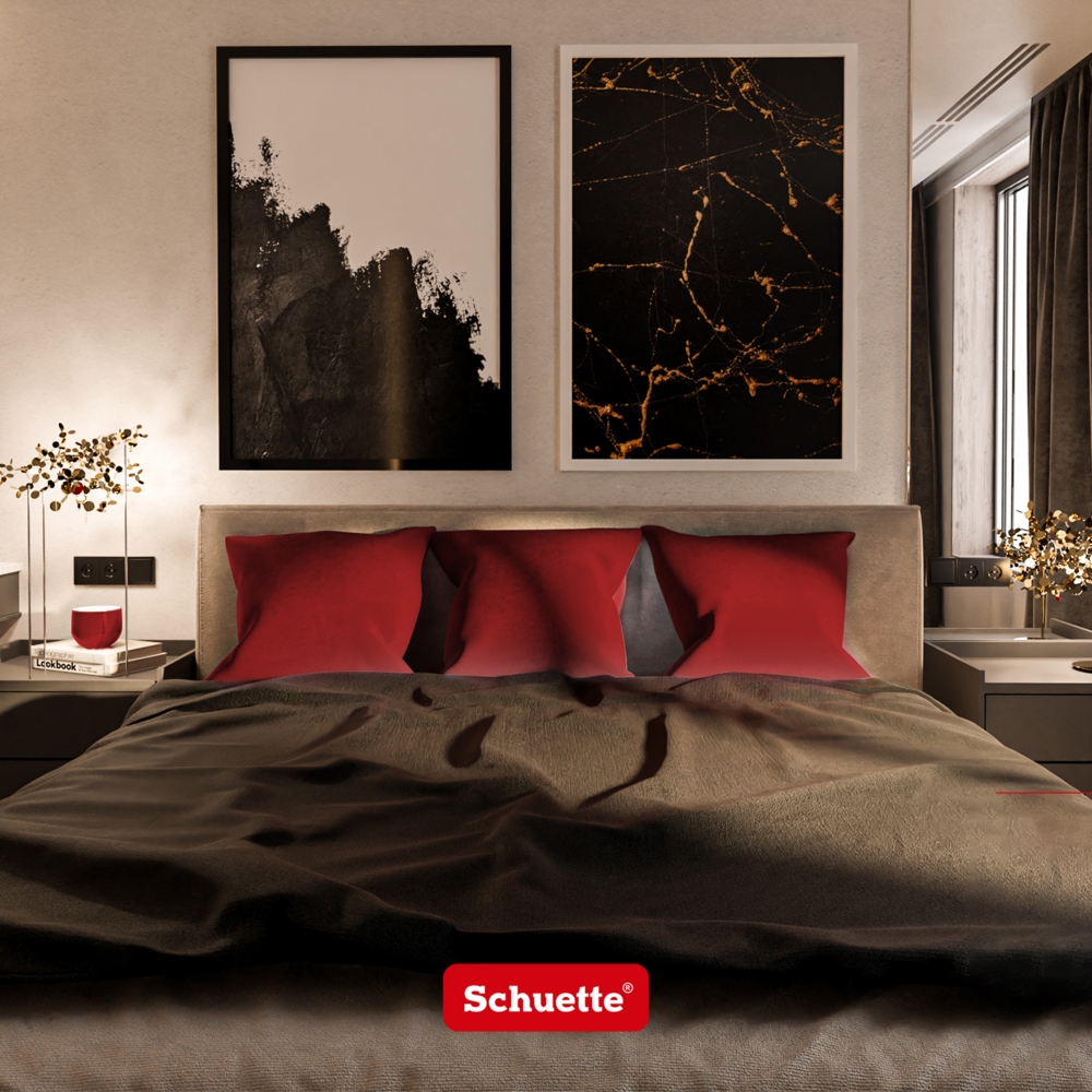 Coussins décoratifs en velours sur un lit dans la chambre