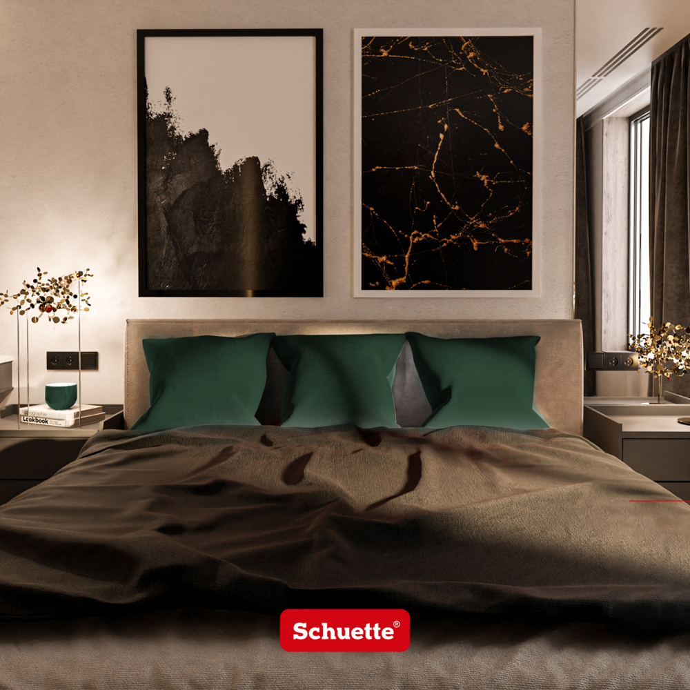 Coussins décoratifs en velours sur un lit dans la chambre