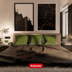 Samt Dekokissen auf Bett im Schlafzimmer