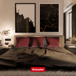 Samt Dekokissen auf Bett im Schlafzimmer