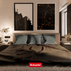 Samt Dekokissen auf Bett im Schlafzimmer