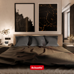 Samt Dekokissen auf Bett im Schlafzimmer