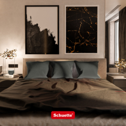 Samt Dekokissen auf Bett im Schlafzimmer