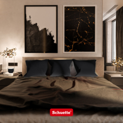 Samt Dekokissen auf Bett im Schlafzimmer