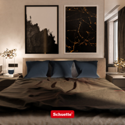 Cojines decorativos de terciopelo sobre una cama en el dormitorio