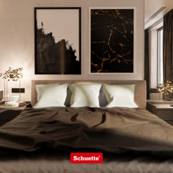 Fluwelen sierkussens op een bed in de slaapkamer
