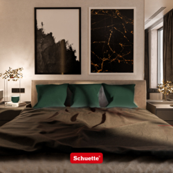 Fluwelen sierkussens op een bed in de slaapkamer