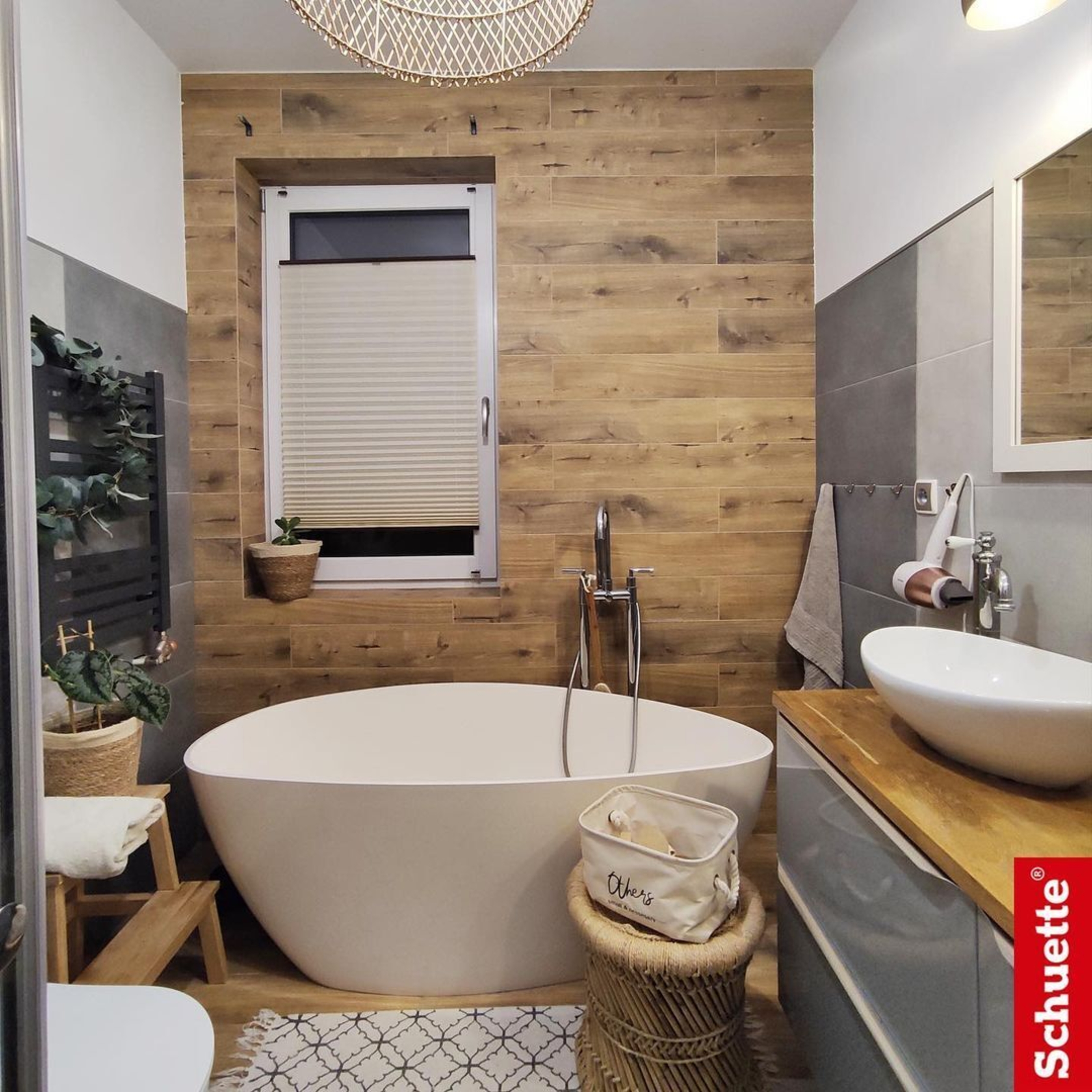 Store crème dans une salle de bain avec du bois