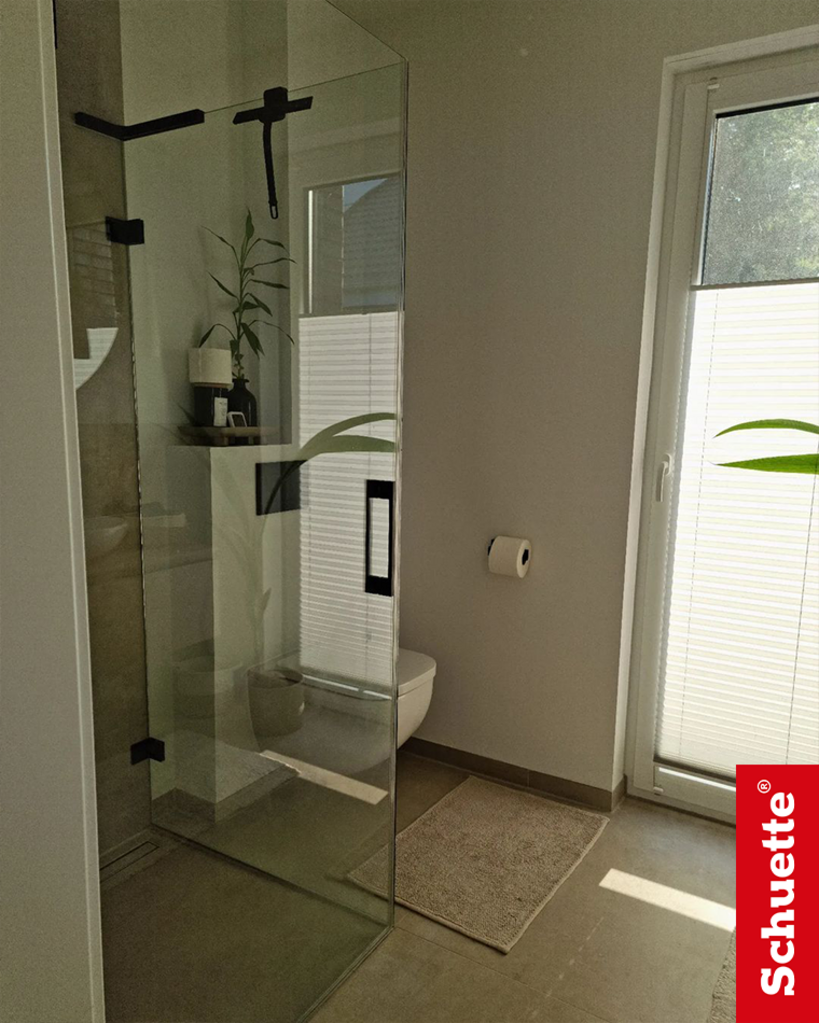 Salle de bain avec une grande fenêtre au store plissée