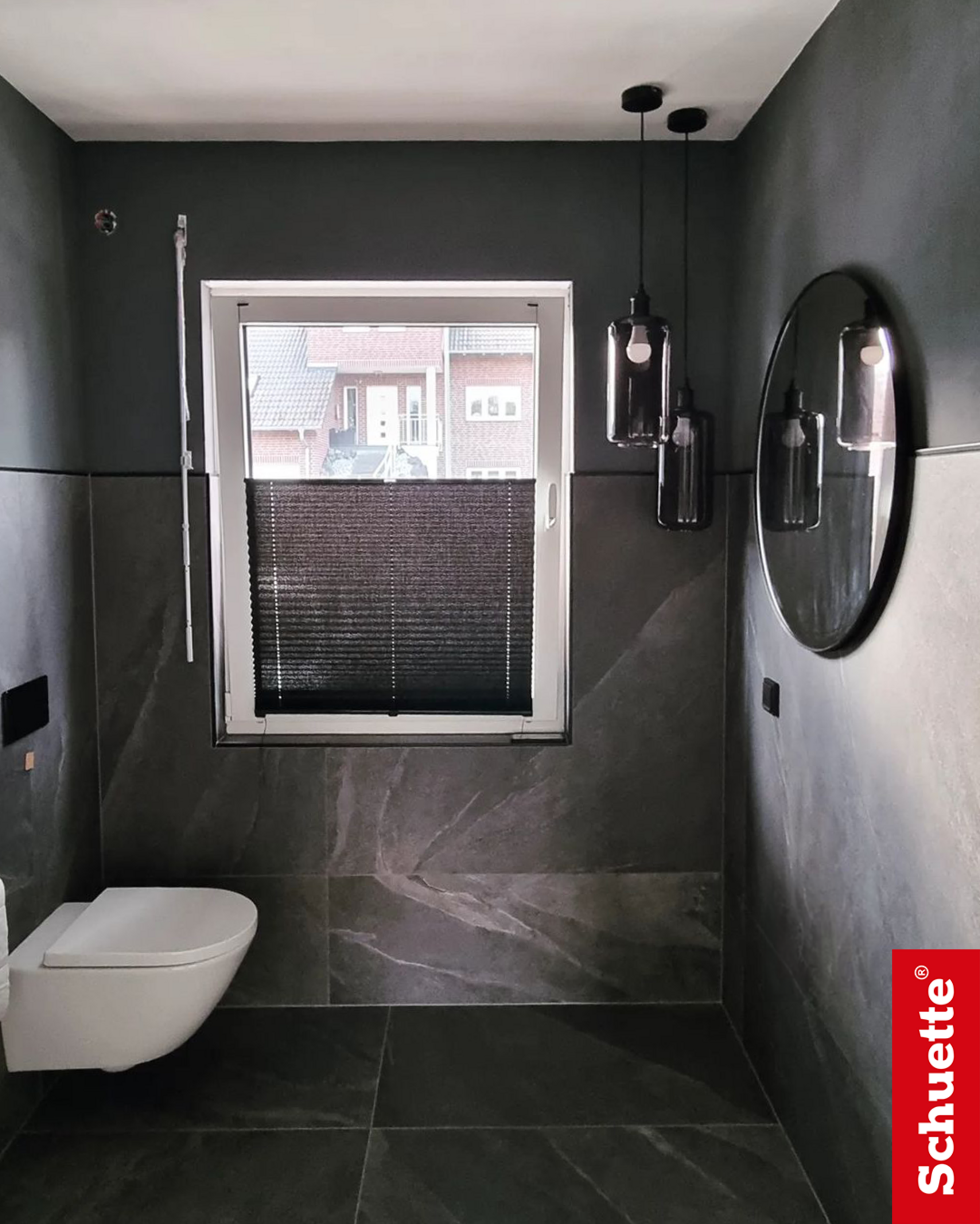 Salle de bain et plissée sombre