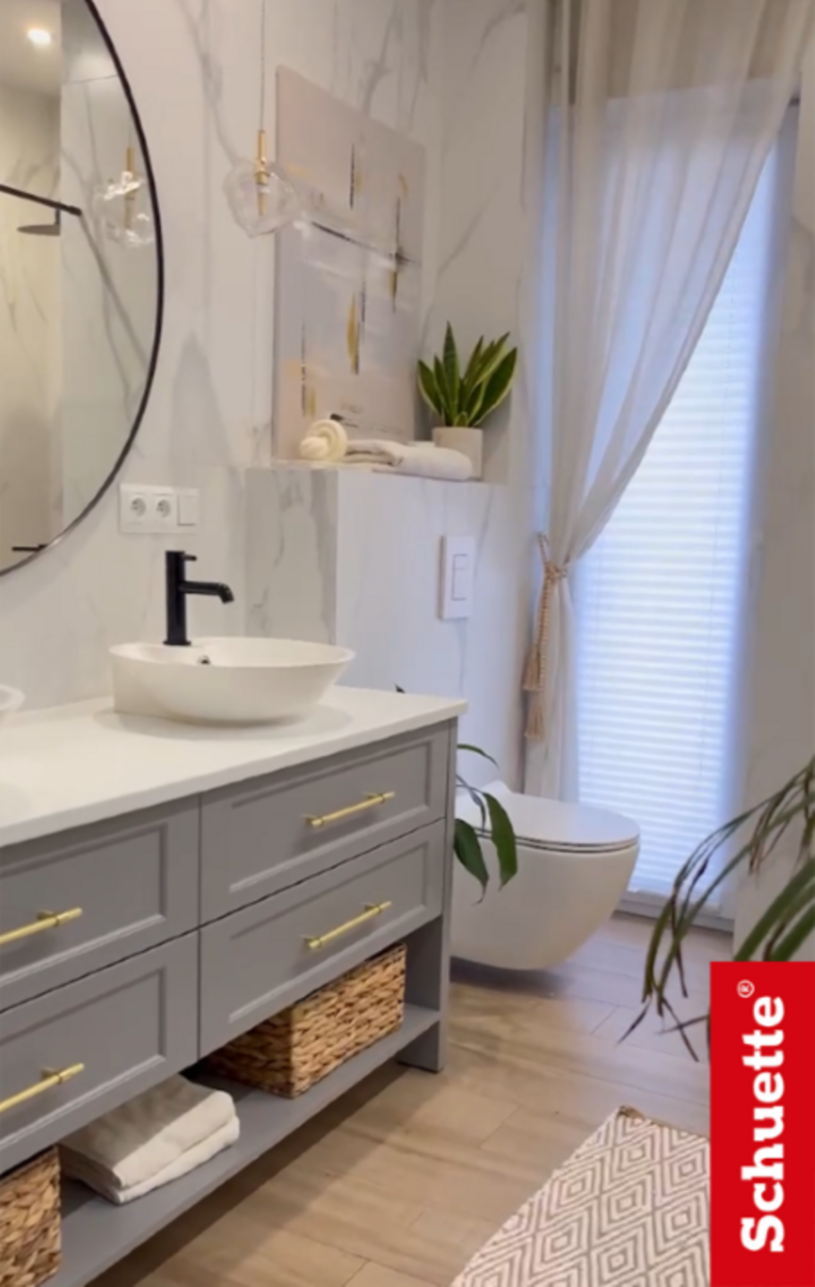 Salle de bain moderne et store plissé