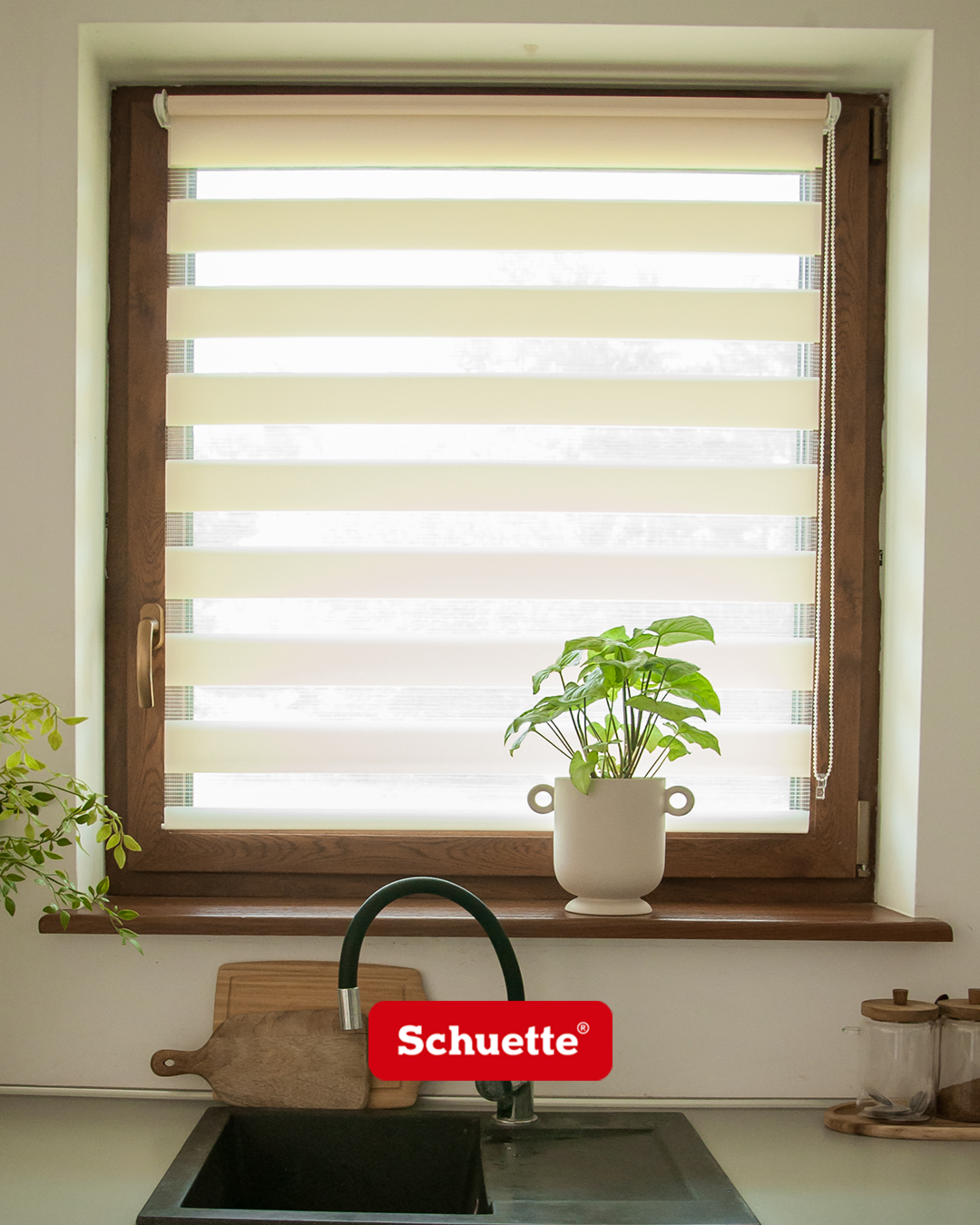 Fensterflügel Montage von Doppelrollos