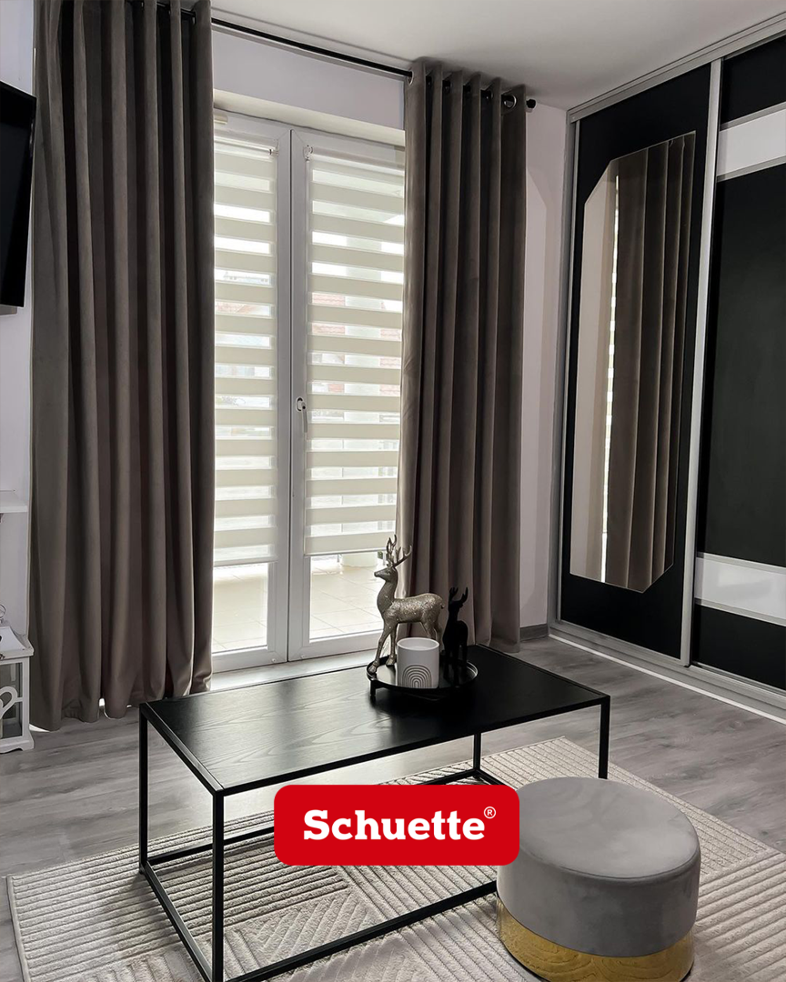 Estor plisado para ventana de balcón en el salón