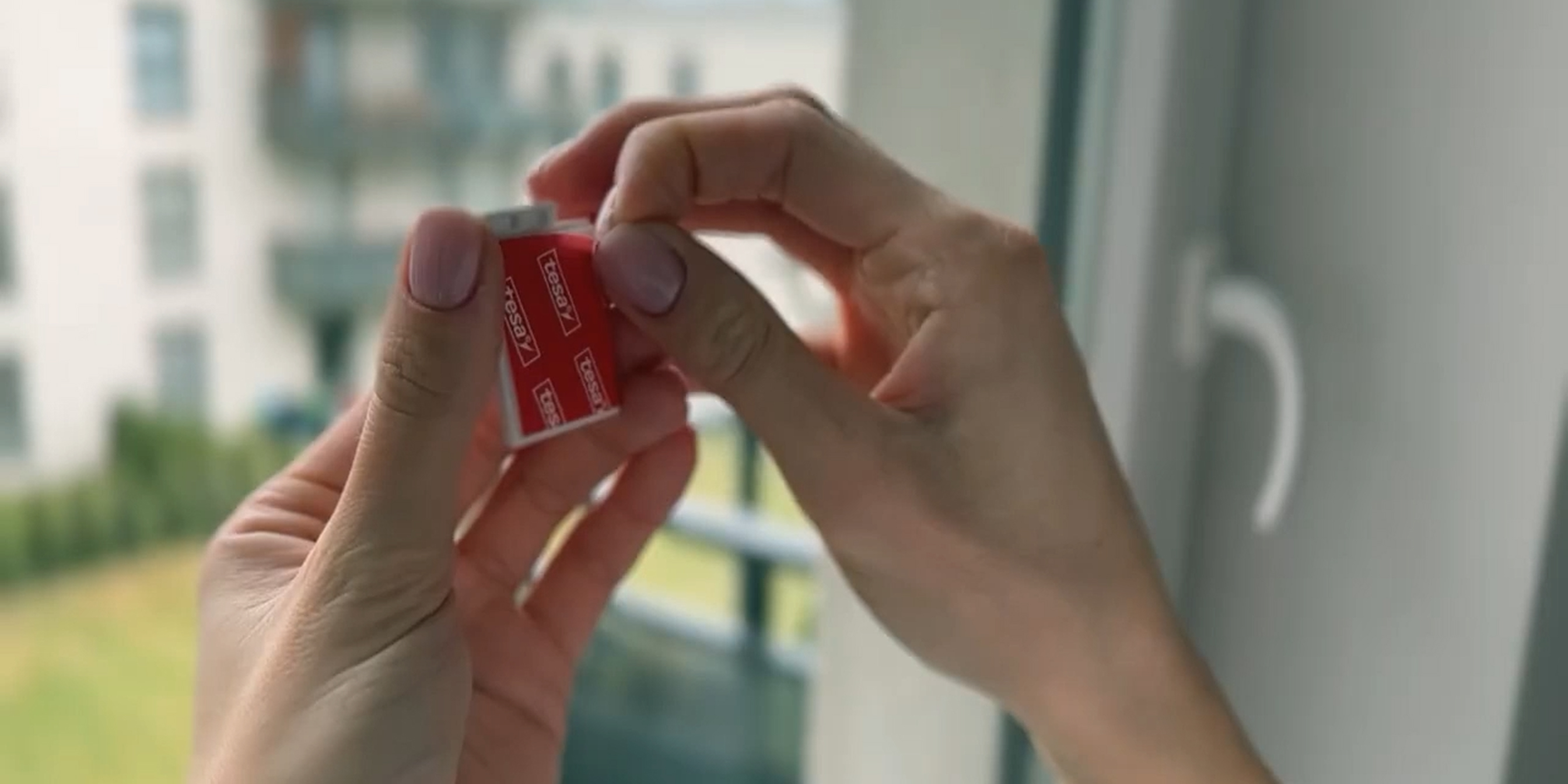 Montaje adhesivo de estores plisados de nido de abeja en la ventana