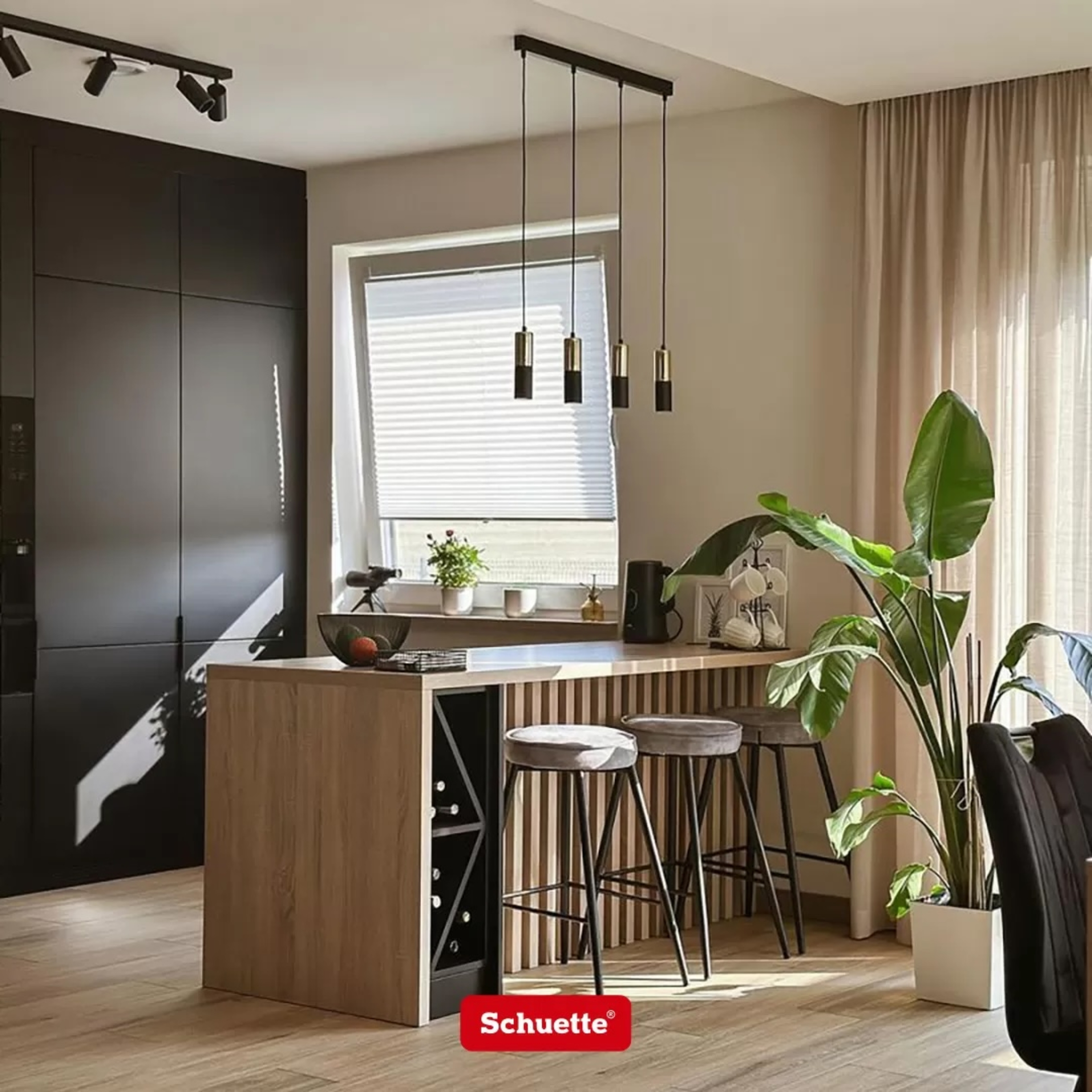 weisses schuette plissee an Küchenfenster